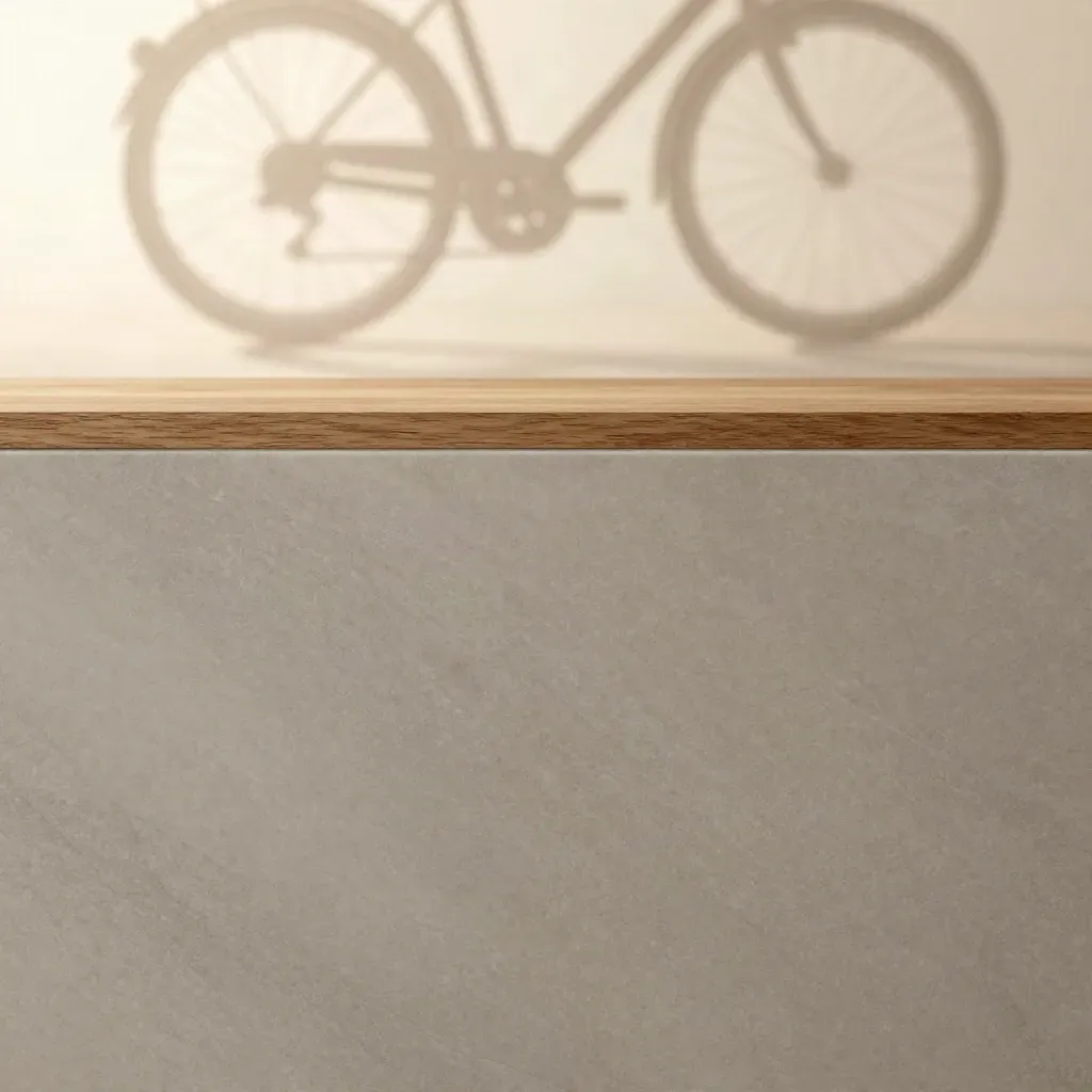 Marmeren oppervlak met houtlijn en vaag e-bike silhouet bovenin